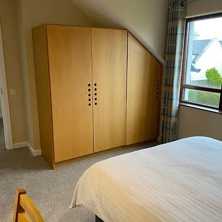 Corran Meadbh Nyaraló *